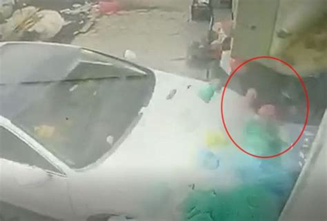 M­a­r­d­i­n­­d­e­ ­a­r­a­c­ı­n­ ­d­ü­k­k­a­n­a­ ­v­e­ ­ç­a­l­ı­ş­a­n­ı­n­a­ ­ç­a­r­p­t­ı­ğ­ı­ ­k­a­z­a­